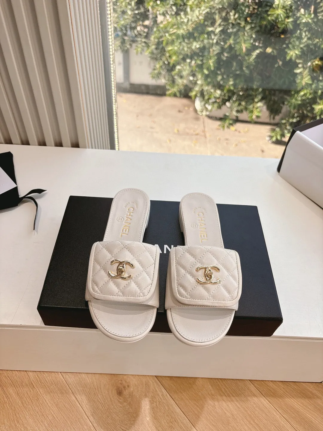 👟👟Ex-factory price 500👟👟 💖💖CHANEL Chanel's most popular flat-soled rhombus slippers. The counters are crazy. The photos are popular on all major social platforms. This catwalk style is absolutely too handsome. It is definitely the most popular style this season. The fairies at the counter are really knowledgeable. They don't get stuck or rub your feet. The texture is very soft and comfortable on the feet. Super versatile. 1⃣️Material: cowhide 2⃣️Inner lining: Environmentally friendly imported sheepskin lining 3⃣️Outsole: Genuine leather bottom 4⃣️Code number: 35-39 (40.41. Customized)